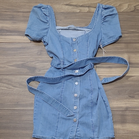 Boutique 9 Dresses & Skirts - Boutique 9 Light Blue Denim Mini Dress with Belt